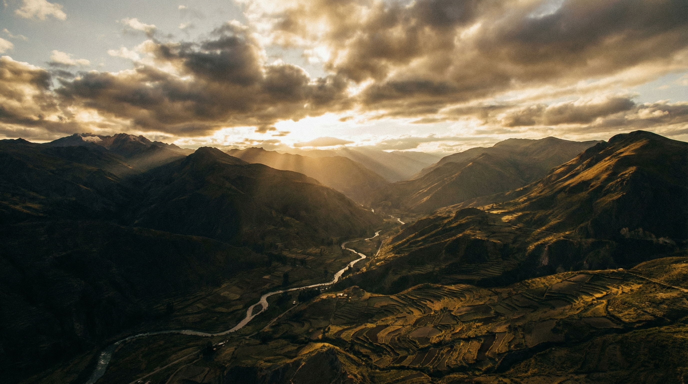アンデス山脈の雄大な景観 - ボリビア金鉱山の立地